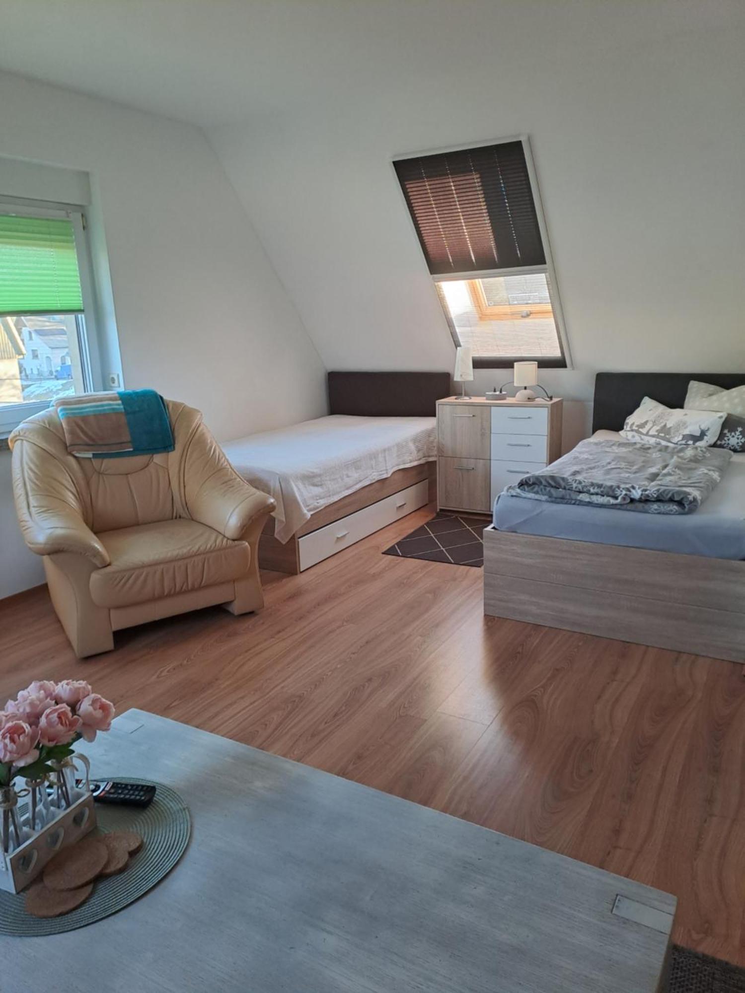 Monteur- Und Ferienwohnung In Hainichen - Obergeschoss Oder Dachgeschoss - Familie Weber Bockendorf Luaran gambar